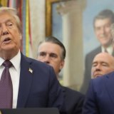 Donald Trump a chargé Pete Hegseth, à droite sur le cliché, de prendre toutes les mesures nécessaires pour renommer de manière définitive le ministère américain de la défense en ministère de la guerre (archives). KEYSTONE/AP/Mark Schiefelbein